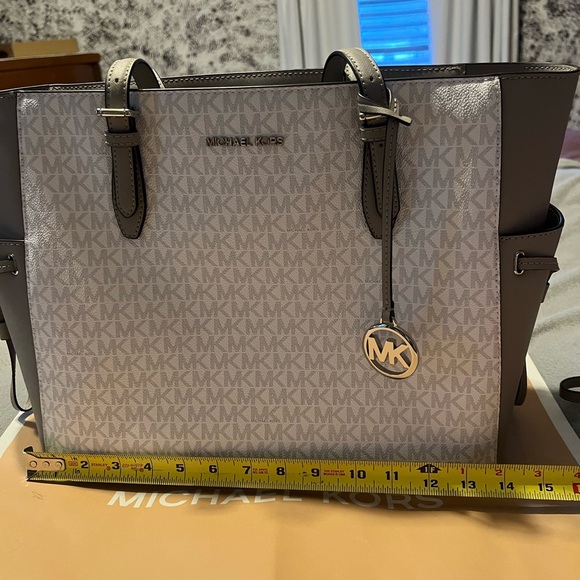 NWT - Michael Kors Gilly large tote bag - grey/white - Picture 5 of 8